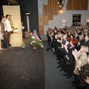 premierova dekovacka stojici hlediste